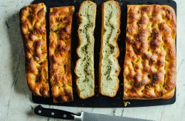 Met halloumi gevuld brood uit het boek Mezze