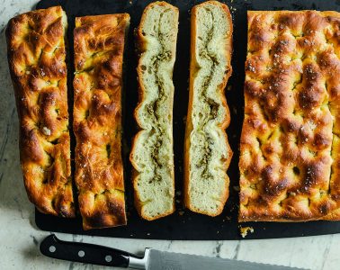 Met halloumi gevuld brood uit het boek Mezze